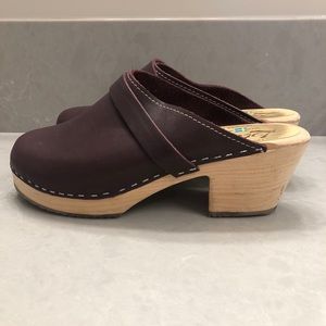 {Lotta} Burgundy Clogs